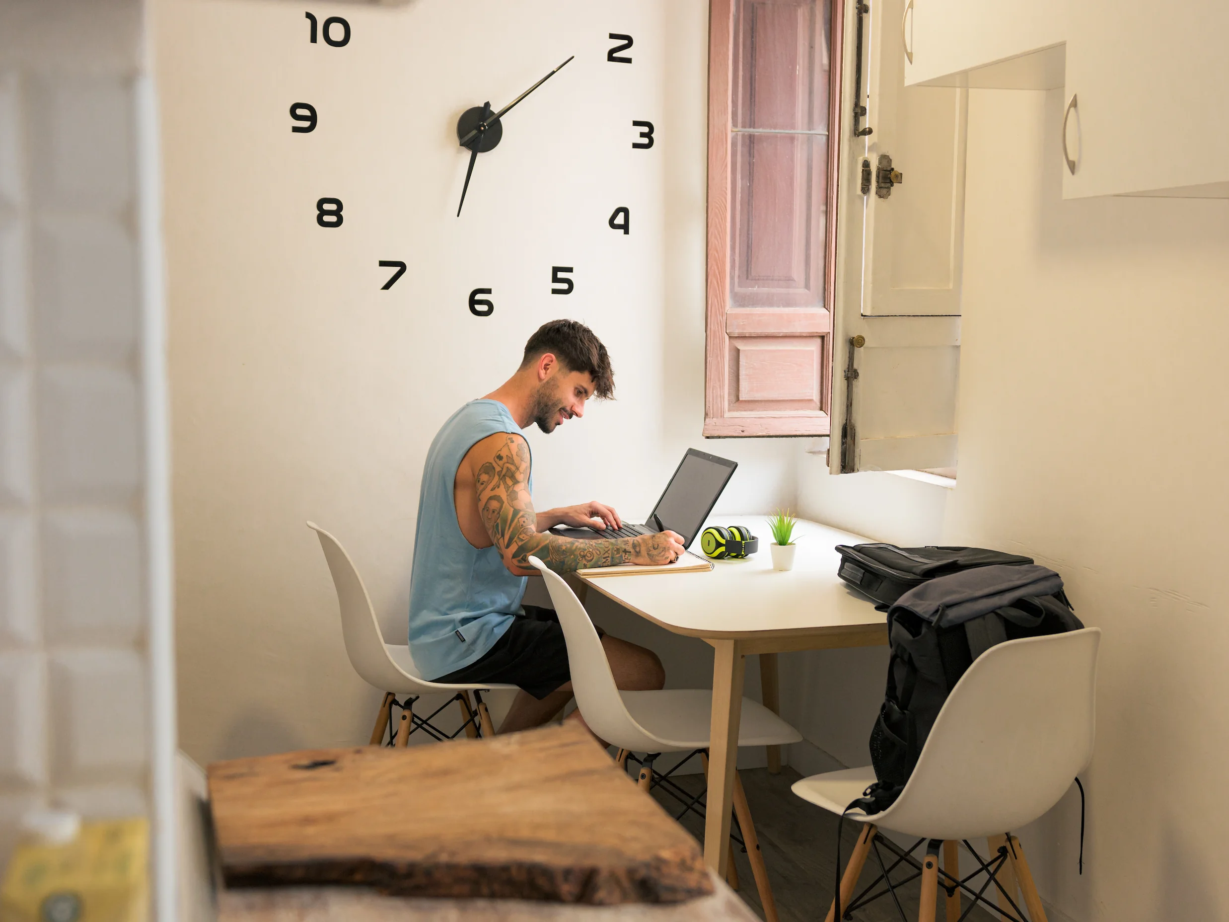 Hombre gestionando su cuenta de OnlyFans desde laptop