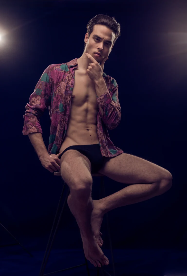 Creador masculino OnlyFans sin experiencia gestionado por agencia OFM