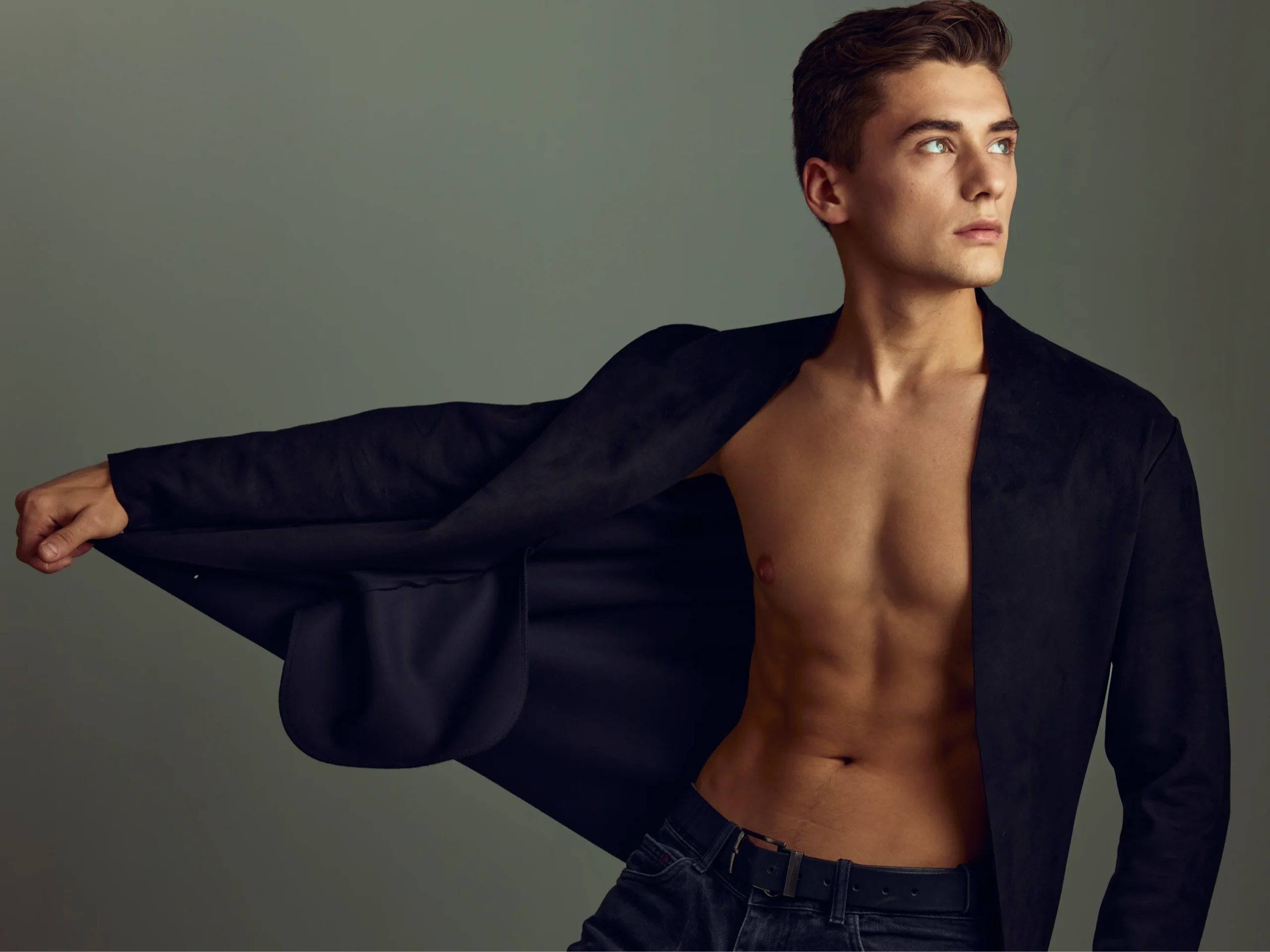 Hombre creador de OnlyFans con agencia OFM que multiplica sus ingresos mensuales