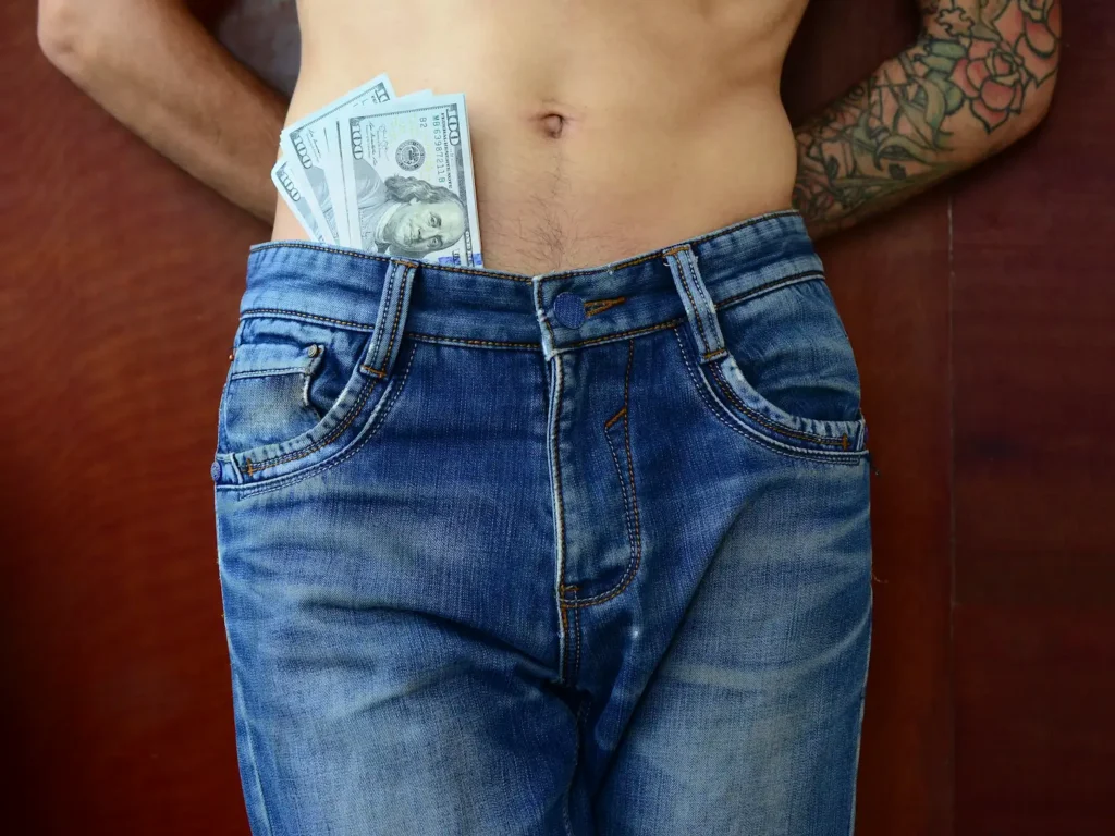 Creador masculino OnlyFans generando ingresos reales con gestión profesional de agencia OFM hombres