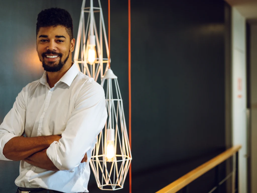 OnlyFans hombre celebrando éxito financiero con teléfono y fondo urbano