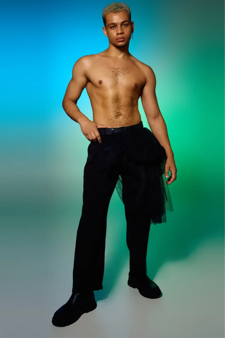 "Creador masculino representando a la Agencia OnlyFans Hombre, modelo de éxito de la agencia OFM