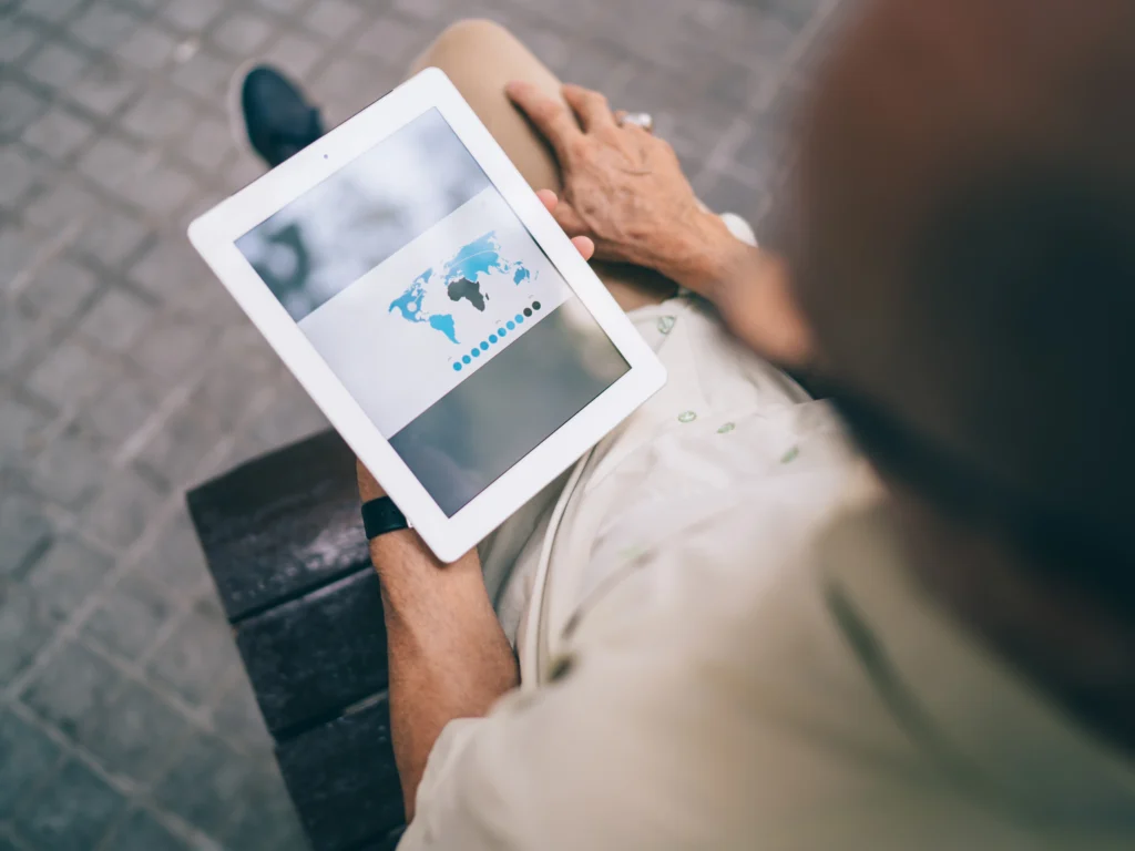 Hombre usando tablet para gestionar su estrategia de OnlyFans para hombres y redes sociales